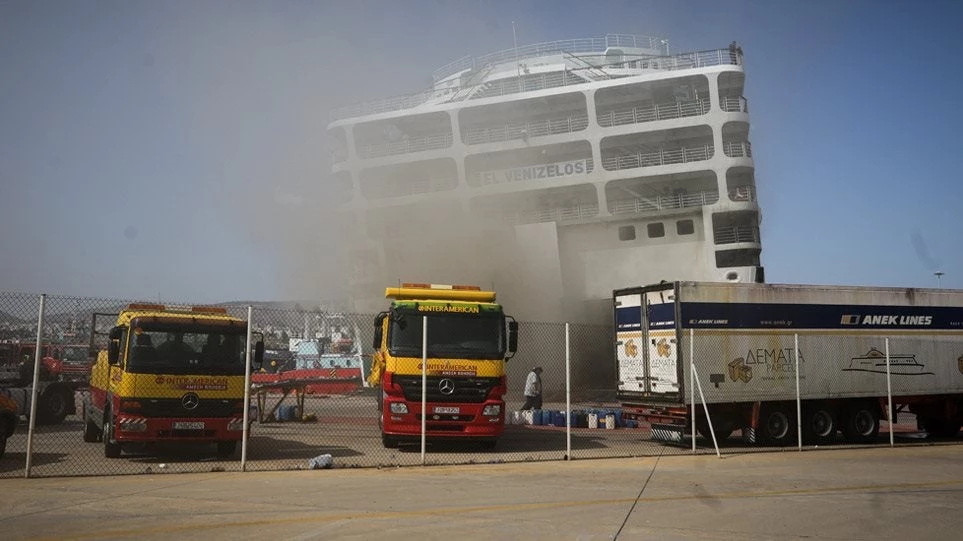 Για άλλες δυο-τρεις ημέρες θα καίει η φωτιά στο «Ελευθέριος Βενιζέλος»